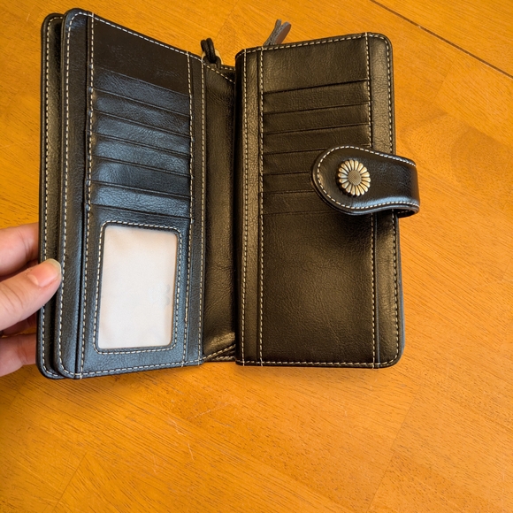 Elegant Black Leather Clutch with Wrist Strap - Picture 8 of 9